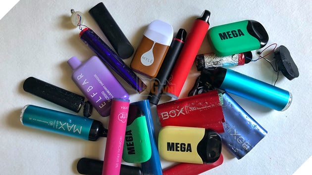 YouTuber Chris Doel chế tạo bộ sạc dự phòng mạnh mẽ từ 500 viên pin thuốc lá điện tử tái chế