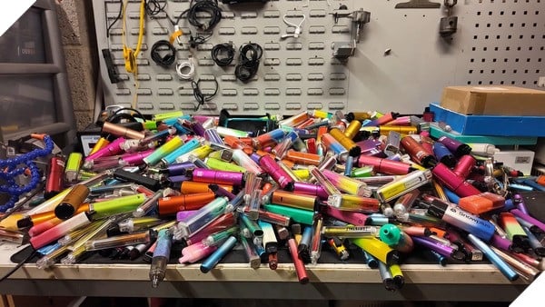 YouTuber Chris Doel chế tạo bộ sạc dự phòng mạnh mẽ từ 500 viên pin thuốc lá điện tử tái chế 2