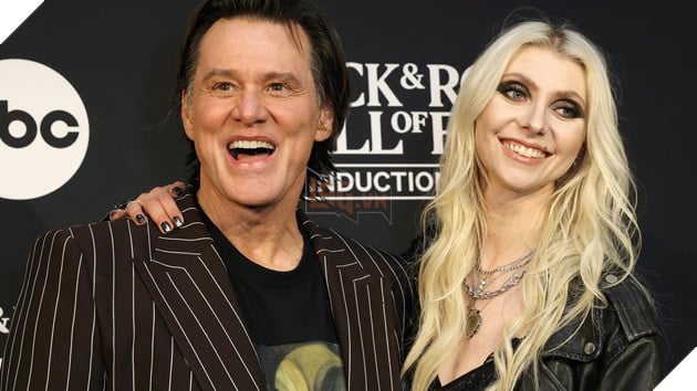 Diễn viên Jim Carrey tái ngộ "bạn diễn" Taylor Momsen trong phim The Grinch.
