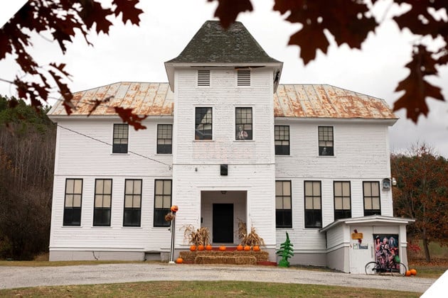 Địa điểm thị trấn East Corinth đã trở thành nơi người hâm mộ bộ phim ma quái Beetlejuice yêu thích.