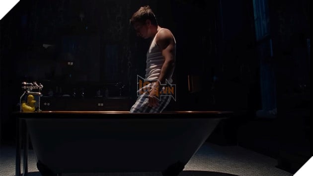 Cảnh tắm trong phim Saltburn.