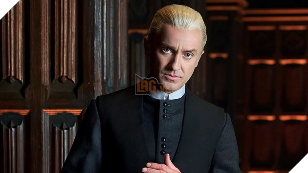 Hình ảnh về sao nam Tom Felton trong vai diễn Draco Malfoy trên sân khấu nhạc kịch gần đây.