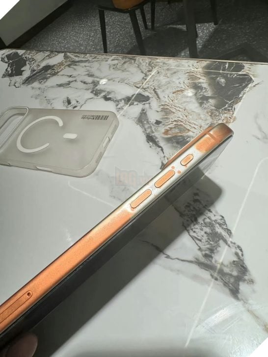 Vỏ iPhone 17 Pro Max màu Cam Vũ Trụ bong tróc sau khi lau ướt 2