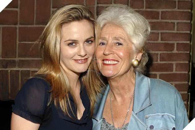 Hình ảnh về nữ diễn viên Alicia Silverstone và mẹ của cô.