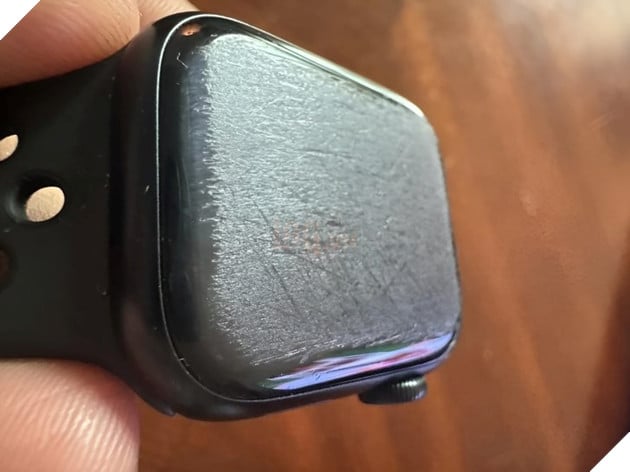 Apple Watch Series 7 'thử lửa' với robot hút bụi, thiết bị nào bền hơn? 