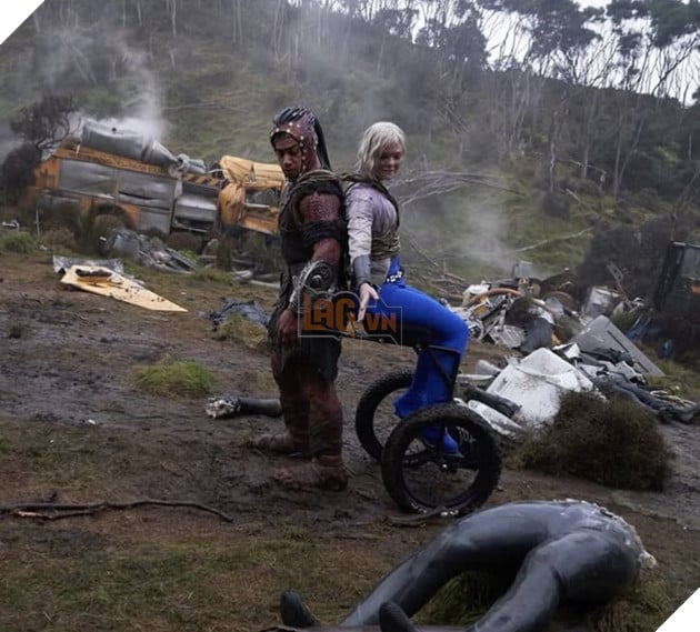 Hình ảnh hậu trường phim Predator: Badlands với Dimitrius Schuster-Koloamatangi.