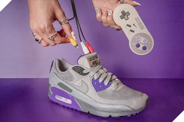 Đôi giày Nike tích hợp máy chơi game SNES nhân kỷ niệm 35 năm Super Nintendo