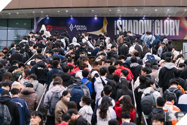 Đông đảo CĐV xếp hàng tại Cung điền kinh Mỹ Đình trong ngày thi đấu Bán Kết