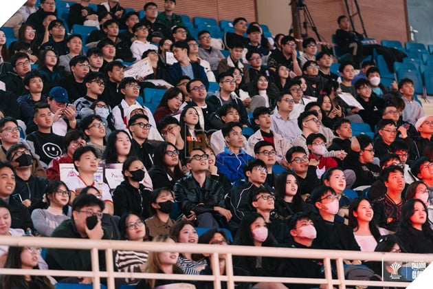 Khán giả tại Cung Điền kinh Mỹ Đình chăm chú theo dõi các đội tuyển