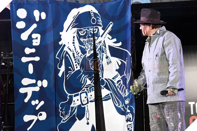 Hình ảnh về Johnny Depp nhận được món quà từ tác giả của One Piece.