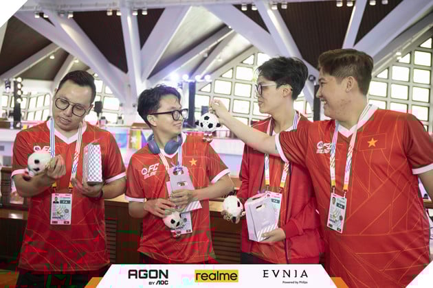 SEA Games 33: Các Tuyển Thủ FC Online Việt Nam Nhận Quà Bất Ngờ Từ Fan