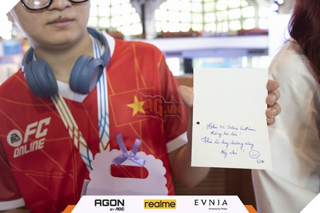 SEA Games 33: Các Tuyển Thủ FC Online Việt Nam Nhận Quà Bất Ngờ Từ Fan 3