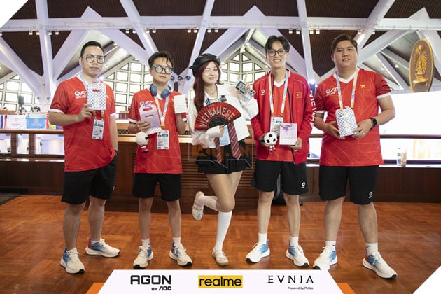 SEA Games 33: Các Tuyển Thủ FC Online Việt Nam Nhận Quà Bất Ngờ Từ Fan 4