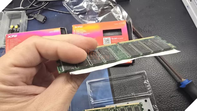 Lừa đảo RAM đổi DDR5 thành DDR2 kèm tạ kim loại khiến người mua hoang mang