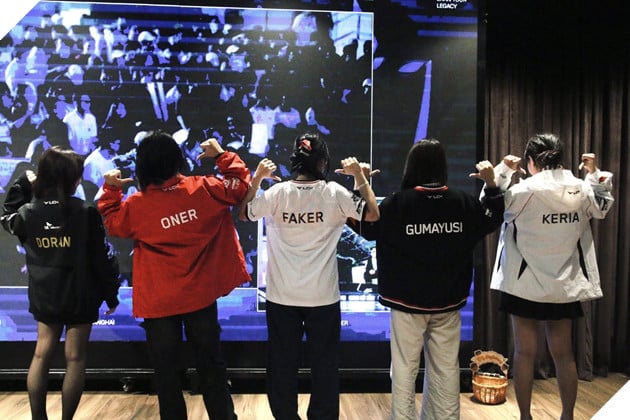 Khó tới đâu cũng không ngăn được tình cảm của người hâm mộ