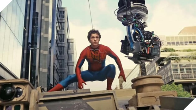 Hình ảnh về Tom Holland trong hậu trường quay phim "Spider Man".