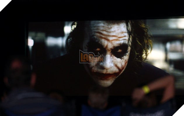 Hình ảnh về cố diễn viên Heath Ledger trong tạo hình nhân vật kinh điển Joker.