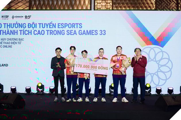 Garena Việt Nam Trao Tặng Hơn 1 Tỷ Đồng Mừng Công Các Đội Tuyển Thể Thao Điện Tử Việt Nam Đoạt Huy Chương Tại SEA Games 33 Nội Dung Liên Quân Mobile Và FC Online 5
