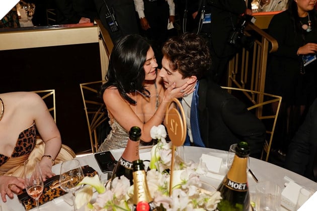 Hình ảnh về sao nam Timothée Chalamet  và bạn gái Kylie Jenner.