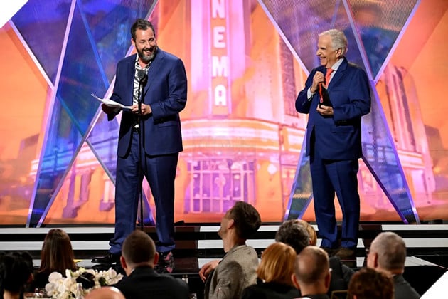 Hình ảnh về sao nam Adam Sandler tại buổi nhận giải.
