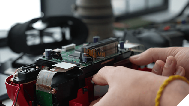 The Slow Mo Guys “giải phẫu” Virtual Boy: Thất bại thương mại nhưng là bước đi vượt thời đại của Nintendo 3