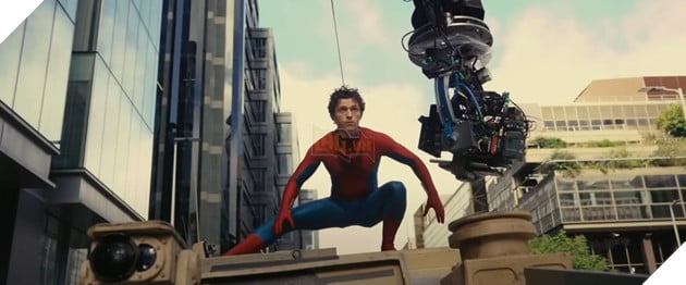 Hình ảnh về diễn viên Tom Holand trong hậu trường phim Spider-Man: Brand New Day.