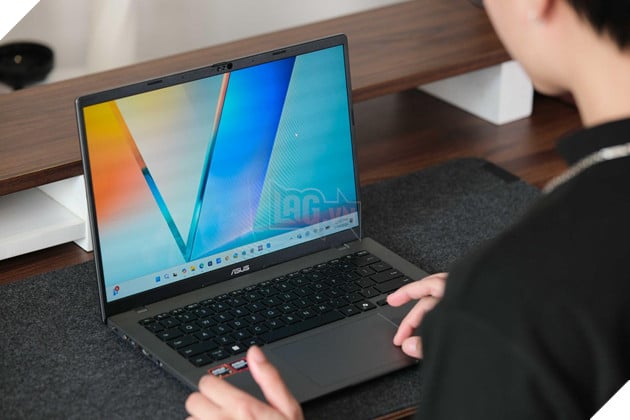 Đánh Giá ASUS Zenbook 14 UM3406GA Và ASUS Vivobook S14 M3407GA : Mỏng Nhẹ, Pin Lâu 18