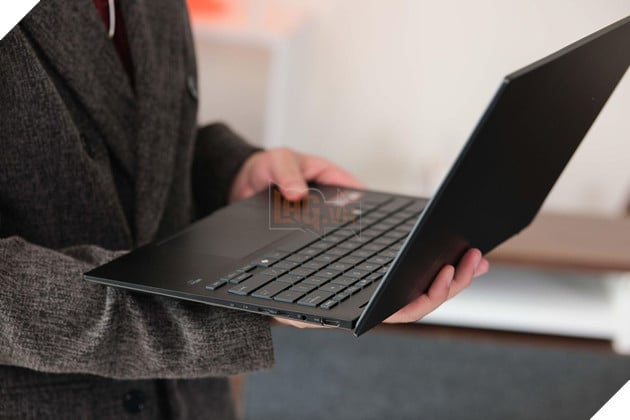 Đánh Giá ASUS Zenbook 14 UM3406GA Và ASUS Vivobook S14 M3407GA : Mỏng Nhẹ, Pin Lâu 20