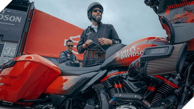 Hình ảnh sao nam Keanu Reeves bên chiếc xe  Harley-Davidson.