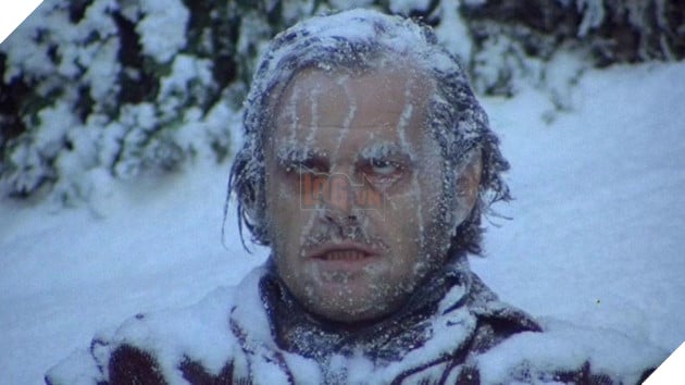 Hình ảnh cảnh mê cung phủ đầy tuyết trong phim The Shining 1980).