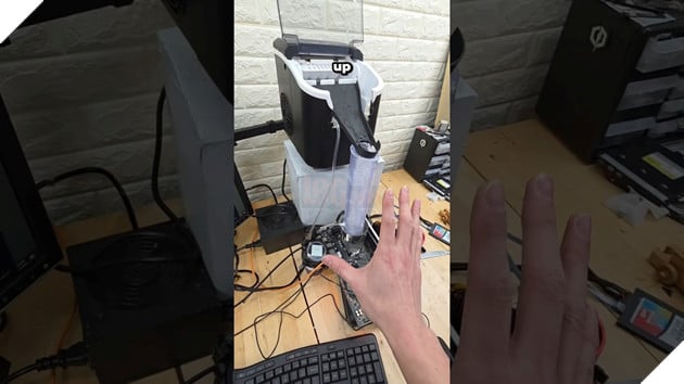 YouTuber chế hệ thống tản nhiệt PC bằng... máy làm đá