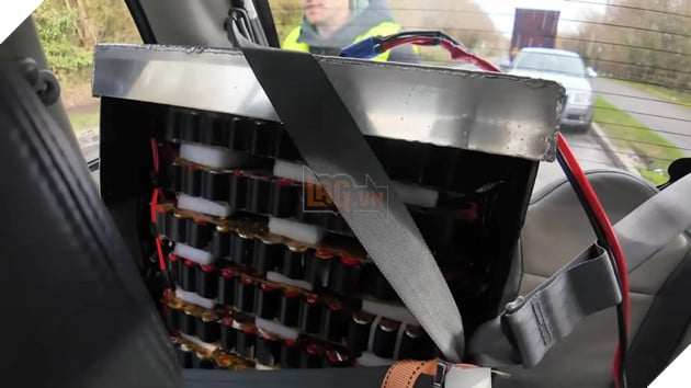 Kỹ sư Anh chế tạo ô tô chạy bằng... 500 viên pin thuốc lá điện tử cũ 2