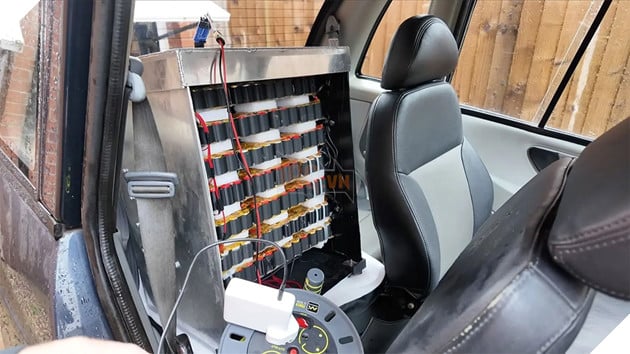 Kỹ sư Anh chế tạo ô tô chạy bằng... 500 viên pin thuốc lá điện tử cũ