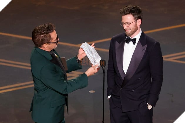 Hình ảnh về Robert Downey Jr. và Chris Evans tại Oscar 2026.