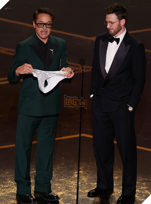Hình ảnh về 2 ngôi sao nổi tiếng Robert Downey Jr. và Chris Evan tái ngộ tại Oscar 2026.