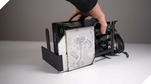 Biến Xbox Series X thành PC gaming hàng khủng : Gắn cả RTX 5060 vào vỏ console 2