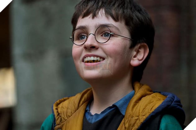 Diễn viên Dominic McLaughlin vai Harry Potter.