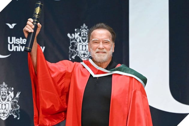 Hình ảnh về diễn viên Arnold Schwarzenegger nhận bằng tiến sĩ danh dự.