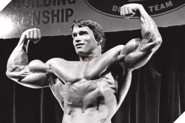 Hình ảnh về sao nam Arnold Schwarzenegger trong cuộc thi thể hình lúc còn trẻ.