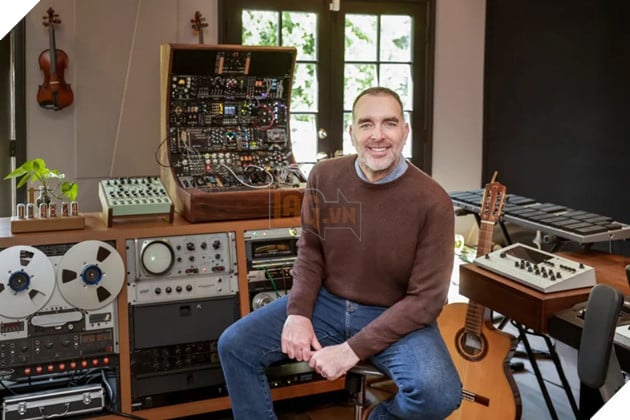 Hình ảnh về nhà soạn nhạc John Paesano.