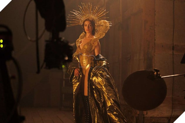 Hình ảnh về tạo hình của diễn viên Anne Hathaway trong phim Mother Mary.