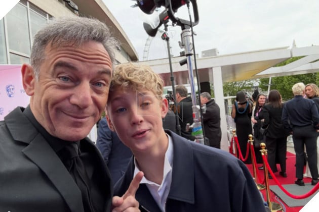 Sao nam Jason Isaacs gửi lời động viên đến "người kế nhiệm" vai diễn Draco Malfoy - Lox Pratt