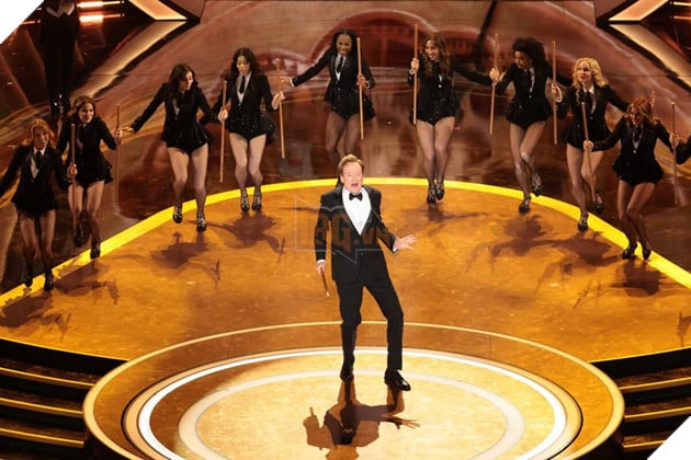 Hình ảnh Conan O’Brien dẫn chương trình tại giải Oscar.