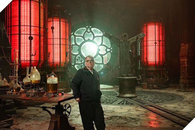 Hình ảnh về nhà làm phim Guillermo del Toro tại bối cảnh phim "Frankenstein".