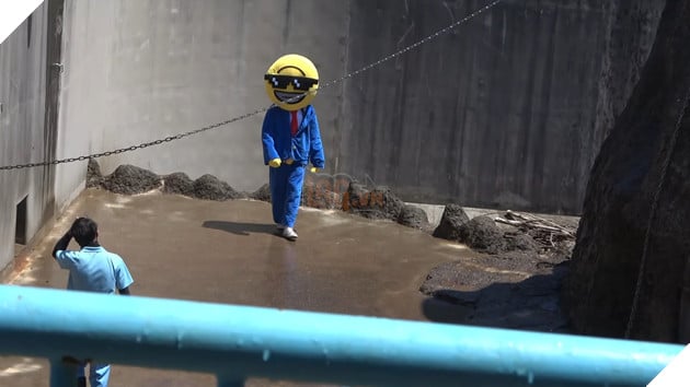 Bất chấp nguy hiểm để câu view : Hai du khách Mỹ bị bắt giữ vì đột nhập chuồng khỉ nổi tiếng tại Nhật Bản