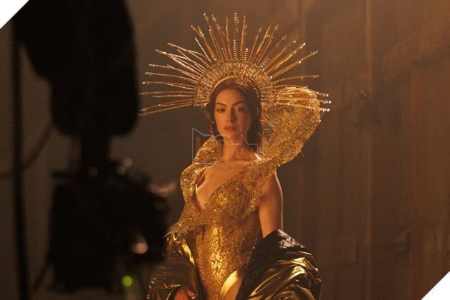 Hình ảnh về tạo hình của nữ diễn viên Anne Hathaway trong phim Mother Mary.