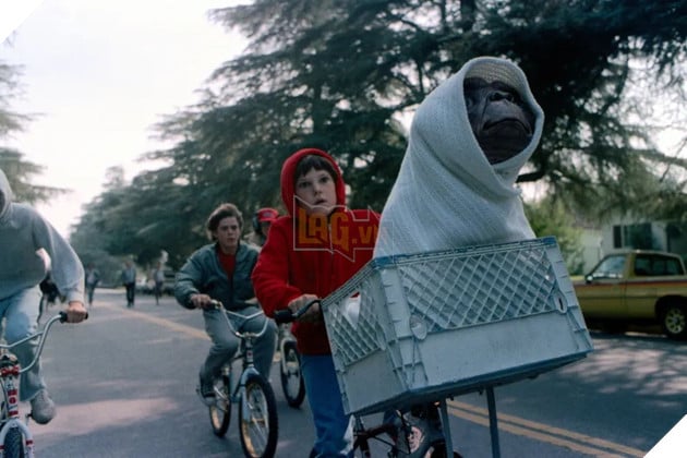 Hình ảnh về bộ phim viễn tưởng - E.T. nổi tiếng của đạo diễn Steven Spielberg.