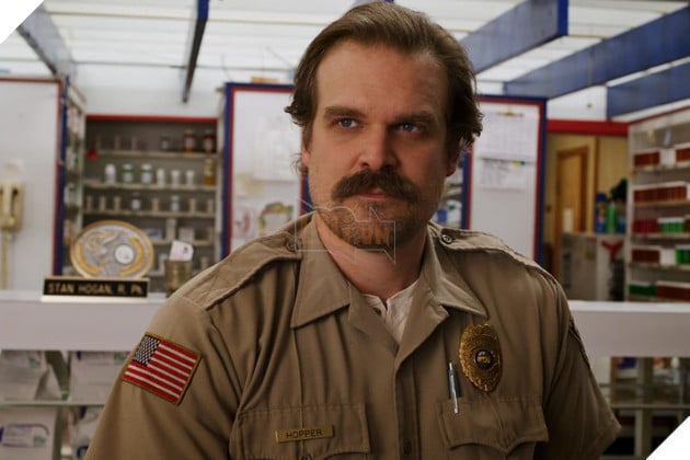 Hình ảnh về sao nam David Harbour trong series "Stranger Things".