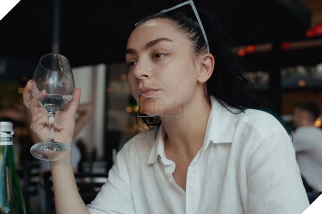 Hình ảnh về sao nữ Charli XCX trong phim Erupcja.