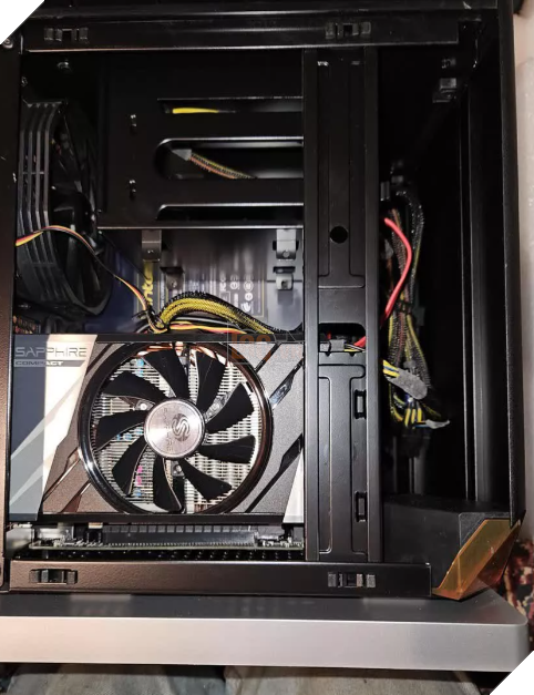 Chiếc PC được cho là của cựu CEO AMD bất ngờ xuất hiện sau hơn 10 năm, mang chữ ký của Lisa Su và nhiều lãnh đạo cấp cao 2